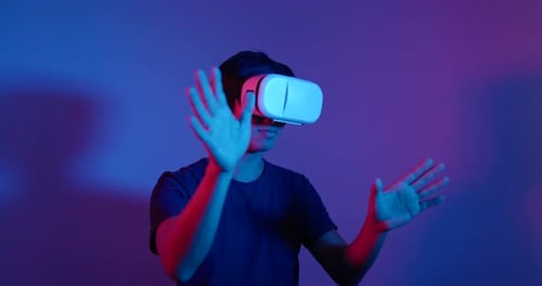 Mann schaut durch VR-Gerät