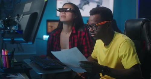Entwickler von Videospielen arbeiten zusammen