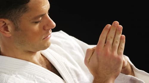 Mann übt Karate