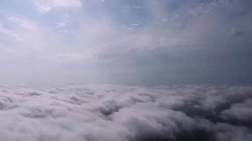 Luftperspektivische Ansicht von Fliegen über Wolken