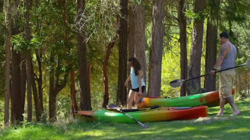 Pareja lleva kayak