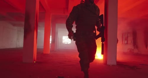 Das maskierte Team bewaffneter Soldaten der modernen Kriegsführung bewegt sich in taktischer Formation in einer dunklen Stadt