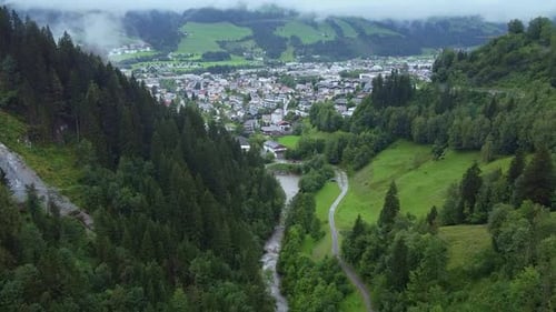 Drohnenflug über wunderschöne österreichische Landschaften und Städte in einem Tal