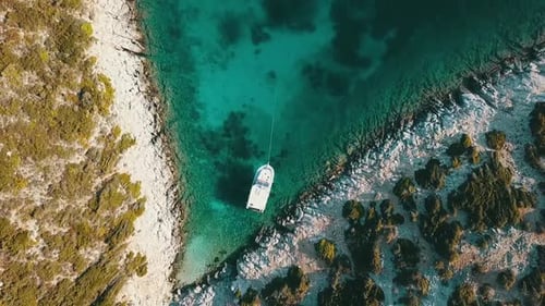 Bateau blanc et belle baie