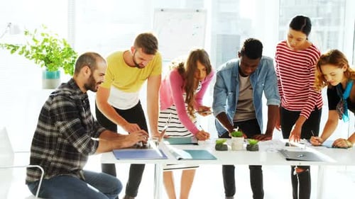 Groupe de collègues travaillant ensemble