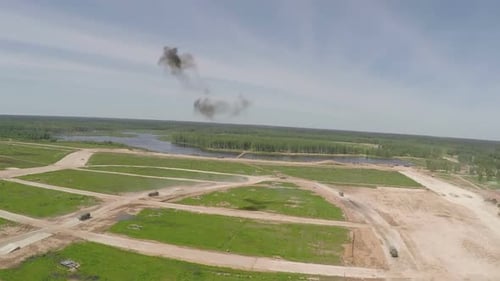 Camions militaires conduisant pendant Playwar, vue aérienne