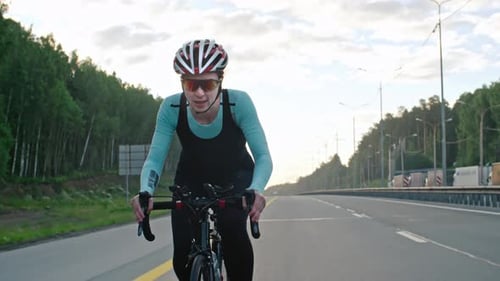 Entschlossene Radsportlerin