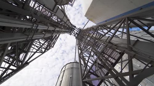 Installation de traitement des céréales. Silos d'usine industriels pour la production alimentaire