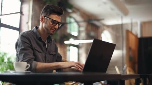 Développeur informatique tapant sur l'ordinateur portable