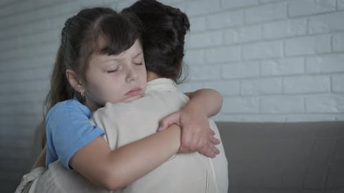 Mutter drückt ihre Unterstützung aus.