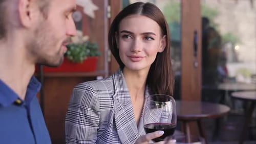 Couple buvant du vin à un rendez-vous au restaurant, personnes avec boisson