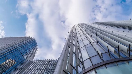 Zeitraffer beim Blick durch das Sonnendach eines Bürogebäudes bei Wolken und Sonnenschein.