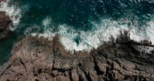 Vista aérea. Costa rocosa de la isla de Tenerife. Vista superior de una costa desierta.