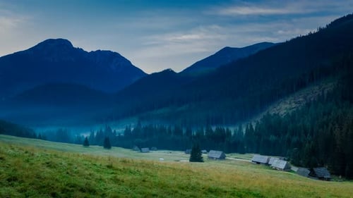 Aube dans la vallée de Chocholowska, montagnes des Tatras, Pologne