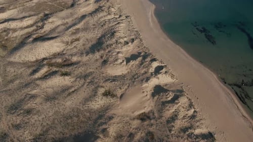 Video über wunderschönen wilden Strand mit Sanddünen und klarem Wasser