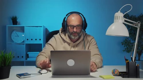 O gerente trabalha no computador