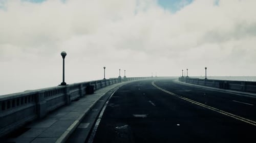 Ponte longa em Nevoeiro Nebuloso