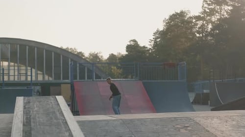 Adolescent patinant et faisant du trick sur une