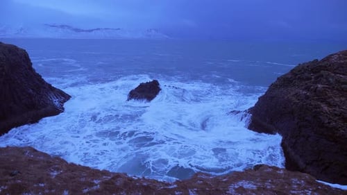 Raues Meerwasser in Island stürzt gegen große Klippen in Arnarstapi 5