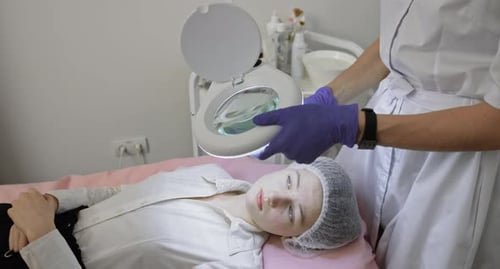 Gros plan de jeunes femmes dans une armoire à cosmétiques sous la lampe