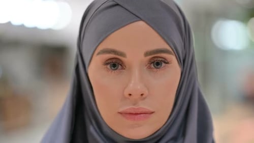 Nahaufnahme des Gesichts einer jungen Frau mit Blick in die Kamera