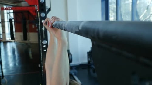 Entraînement de fitness. Une fille fait des exercices de traction