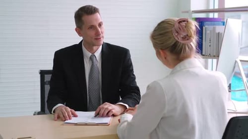 Arbeitssuchender im Vorstellungsgespräch mit dem Manager