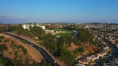 Kran über einer Wohnstadt in Los Angeles mit High School und Football Field auf Hill on Br