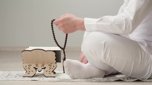 Muslimischer Mann betet Nahaufnahme Koran auf dem Boden lesen Islamische Religion