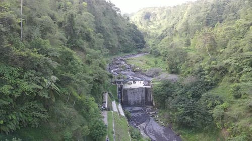Luftaufnahme des Tals mit kleinem Fluss im Pluyon Merapi Mount, Indonesien.