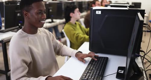 Junge gemischtrassige Menschen nutzen Computer im Klassenzimmer der Universität