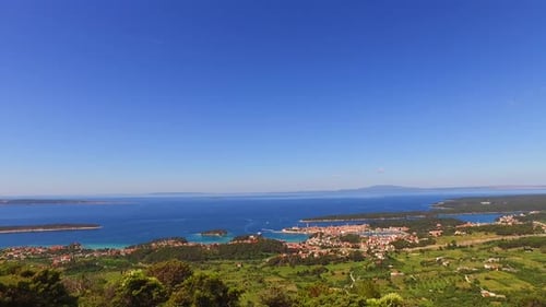 Belle journée d'été près de la mer et de la ville
