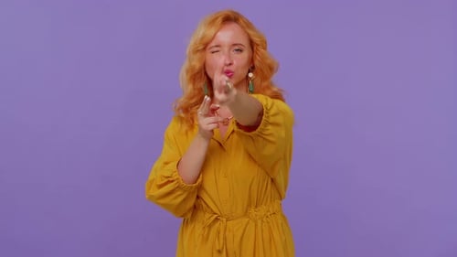 Mädchen zeigt mit Fingerpistole herum Geste Sieht selbstbewusst aus Wahl treffen Schießen Töten