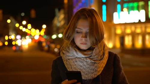 Midnight Girl usa un teléfono inteligente 8 Fhd No