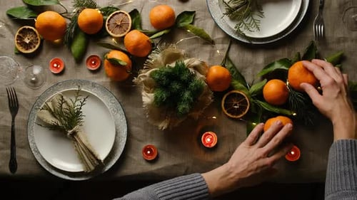 Femme décorant une table de fête