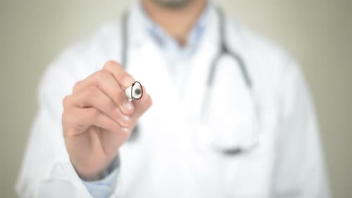 Drogenmissbrauch, Arzt schreibt auf transparentem Bildschirm