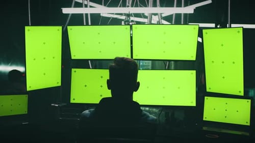 Hacker masculino criando malware em computadores