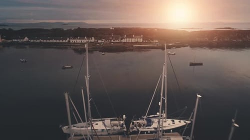 Luftbild des farbenfrohen Sonnenuntergangs über Segelbooten am Dock
