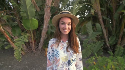 Retrato de menina hippie pedindo para segui-la no fundo verde do parque