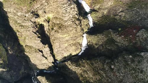 Cascade dans les montagnes