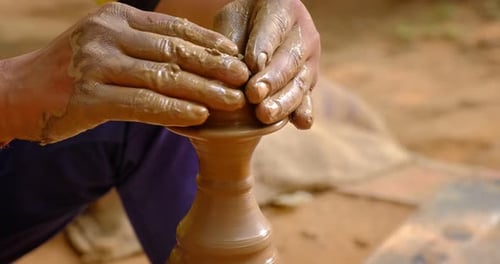 Un potier fait tourner le potier et fabrique un Item en argile traditionnel. Udaipur, Rajasthan, Inde