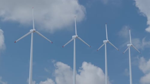 Windmühlenfarm bei sonnigem Wetter. Konzept der erneuerbaren Energien. Öko-Leistung.