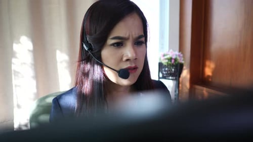 Callcenter-Support für Geschäftsfrauen im Gespräch mit dem Kunden über den Service
