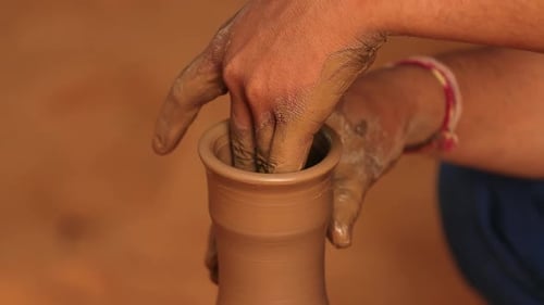 Potter at Work fabrique des plats en céramique
