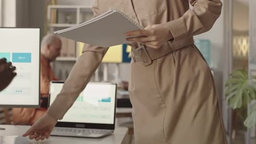 CEO da Agência de Marketing Digital distribuindo relatório Anual aos funcionários