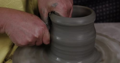 La poterie est travaillée à la main sur le tour.