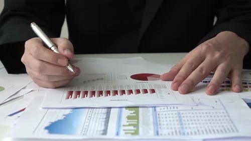 Geschäftsmann arbeitet mit Graph