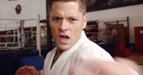 Mann übt Karate