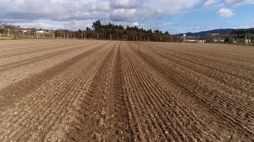 Über die Felder der Landwirte fliegen