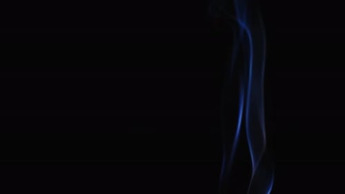 Humo de nubes realista con un patrón aerodinámico. Humo azul abstracto sobre fondo oscuro en moto lenta